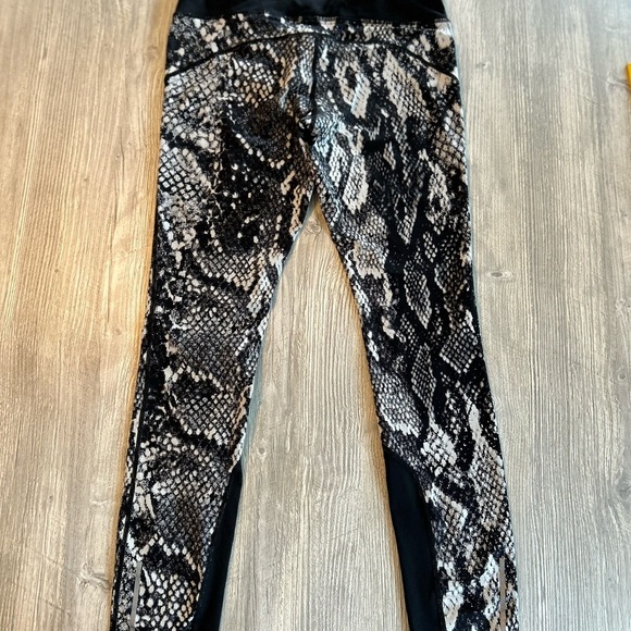 Nike Epic Lux All Over Snake Print Running Leggings Women’s Medium with Pockets. - Picture 3 of 13